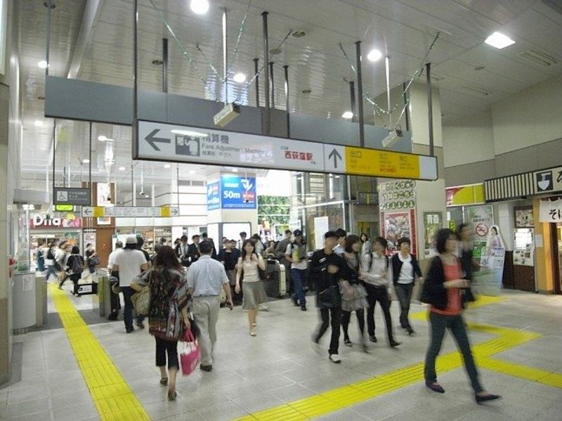 ＪＲ中央線西荻窪駅は、南北に商店街が広がる人気エリア。
