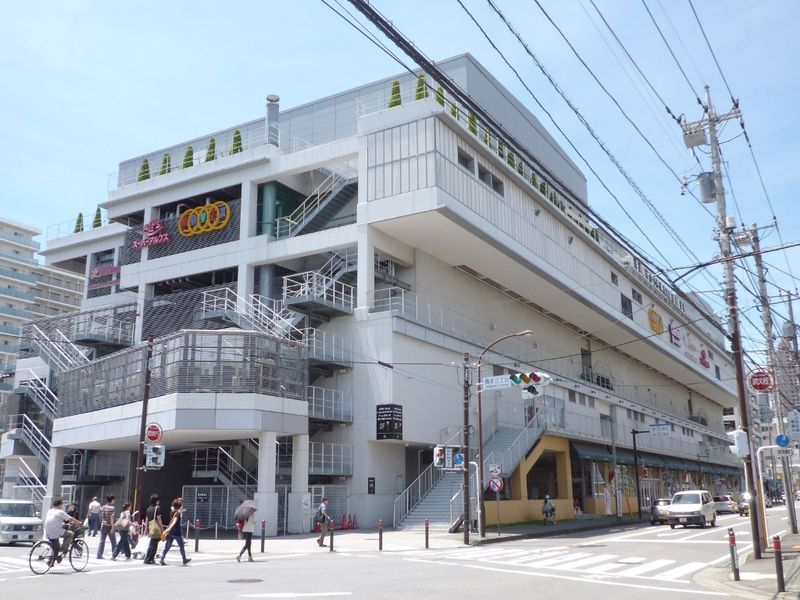 スーパーやスポーツクラブ、映画館が入った「SING橋本」。スーパーは夜１２時まで営業