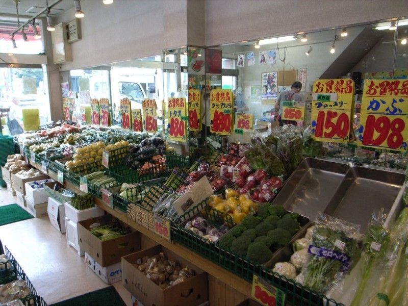 三鷹台駅の階段を下りてすぐの原田青果店。色とりどりの野菜や果物が並ぶ