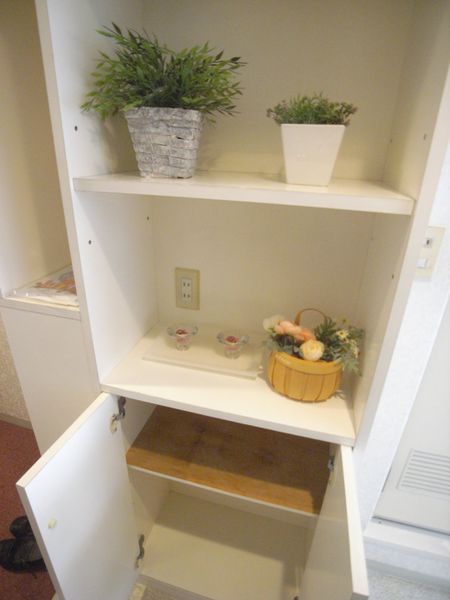 キッチン前のスペースにも備え付けの棚　※モデルルームの写真です。備品・小物は付いておりません。