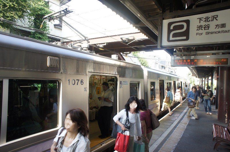 京王井の頭線の東松原駅。渋谷、下北沢、吉祥寺を結ぶ学生に人気の路線