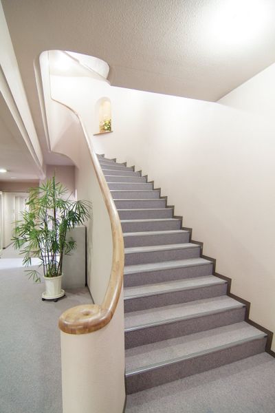 共用階段：なだらかで、ゆったりとした階段が各フロアを繋ぎます。