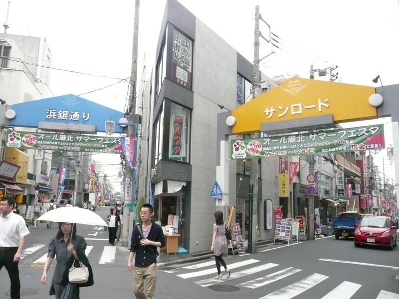 日吉駅前は四方に広がる商店街が伸びています。