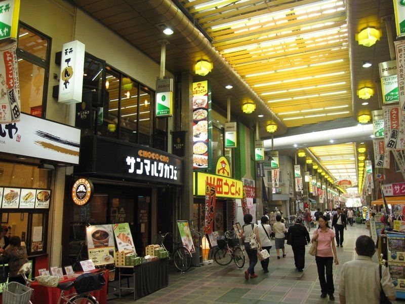 アーケード付きの蒲田西口商店街は物件から徒歩6分。飲食店も豊富です。