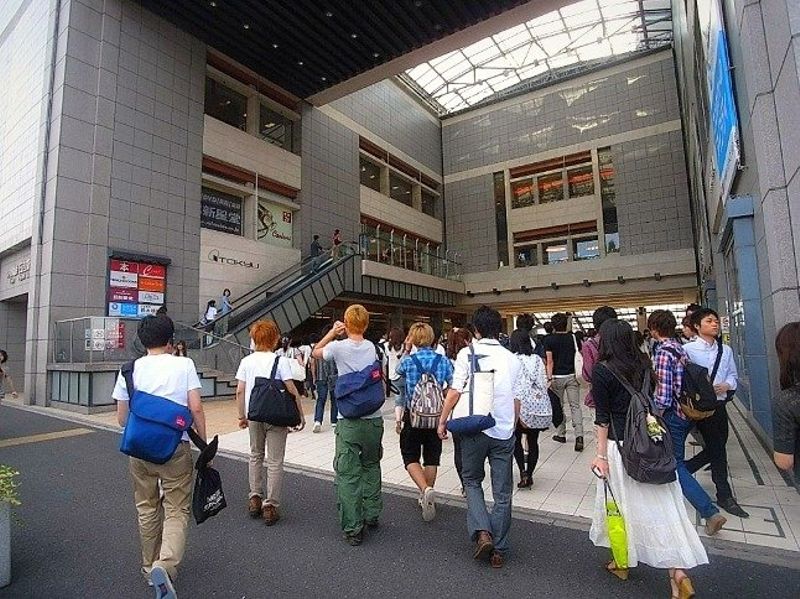 菊名駅から、慶應義塾大学がある日吉駅まで電車約６分。