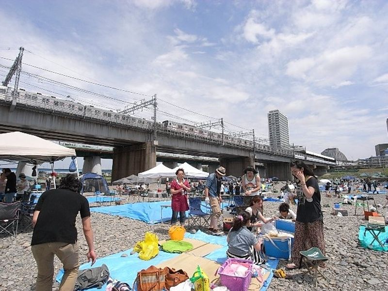 京王多摩川駅まで電車15分、多摩川では約30万人来場の調布花火大会があります