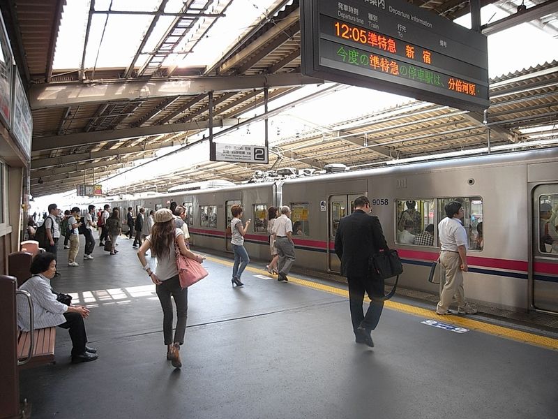聖蹟桜ヶ丘駅は特急・準特急停車駅で便利。利用客も多く駅前も賑わう
