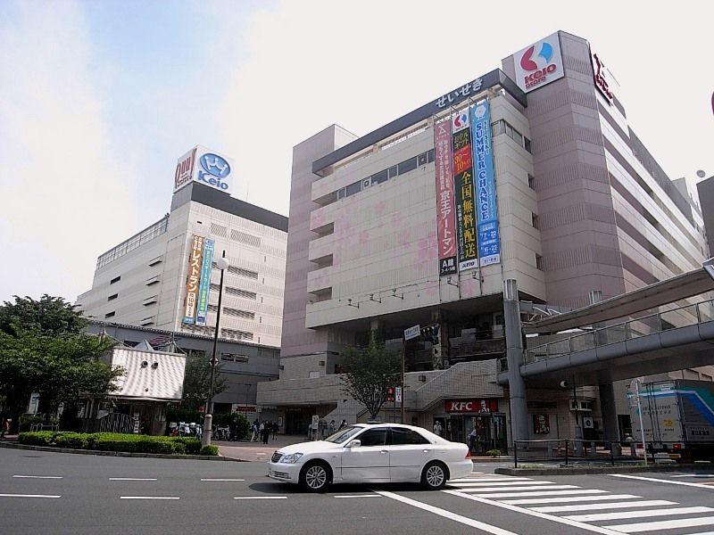 駅をまたぐようにA,B,Cの３館からなる聖蹟桜ヶ丘ショッピングセンター