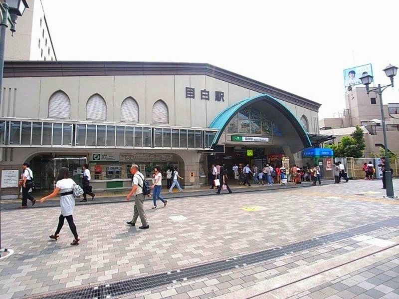 日本で初めて橋上駅舎を採用した目白駅。駅周辺には学校が多く学生の利用が多い駅。