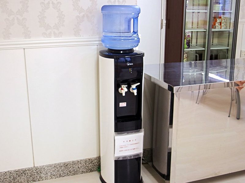 食堂には水素水サーバーがあり、24時間使用できます