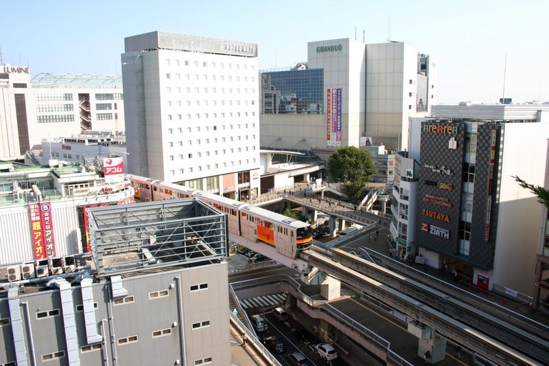 立川駅まで電車で約13分。立川はＪＲ中央線・南武線、多摩都市モノレールが走り、一日の乗降者数東京市部