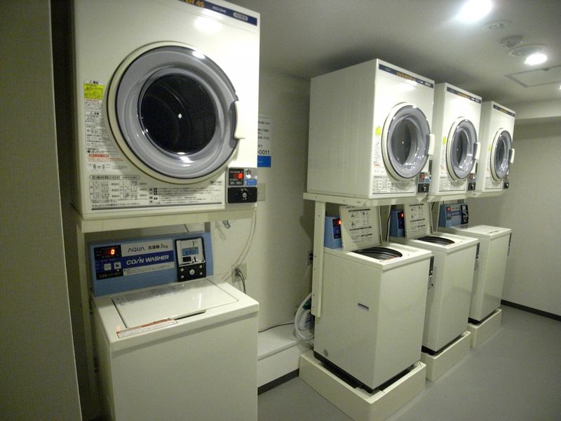 ランドリールーム：洗濯機200円/1回、乾燥機100円/40分で利用可能です。