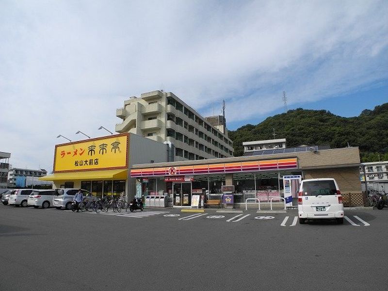 マンションから徒歩2分、コンビニと京都風醤油味の鶏ガラスープがポイントの人気ラーメン店！