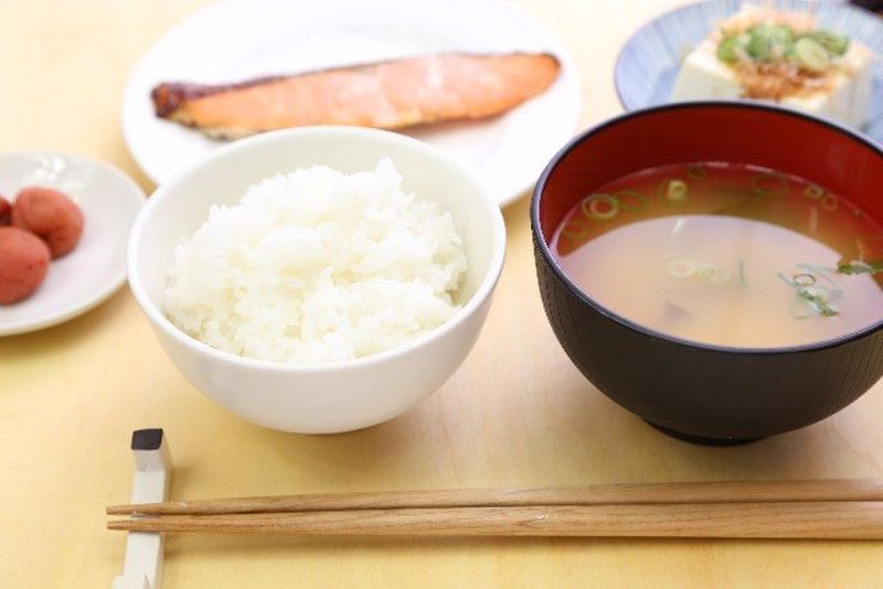 食事例：ご飯とみそ汁(館内食事のお米は100％ひとめぼれ使用！)
