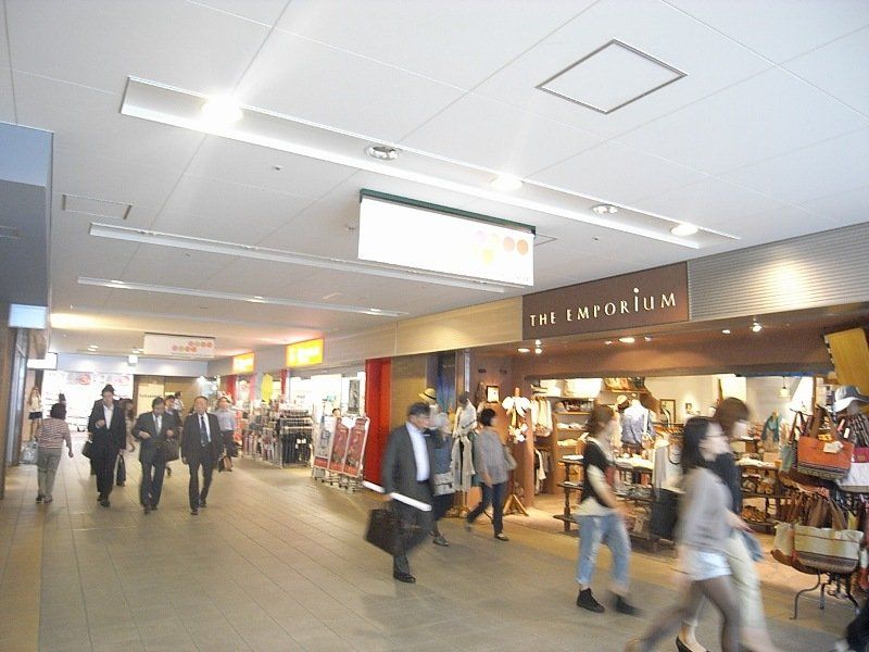 多摩モノレール高幡不動駅から京王線高幡不動駅の間には、洋服屋や雑貨屋などが並び、見るだけでも楽しい