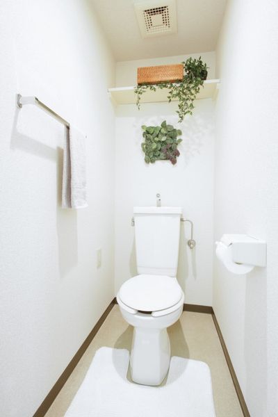 トイレ　※モデルルームの写真です。家具家電以外の小物はございません。