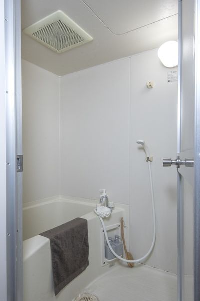 浴室（全タイプ）　嬉しいバストイレ別。ゆったりとおくつろぎください。※モデルルームのため家具家電以外小物はつきません