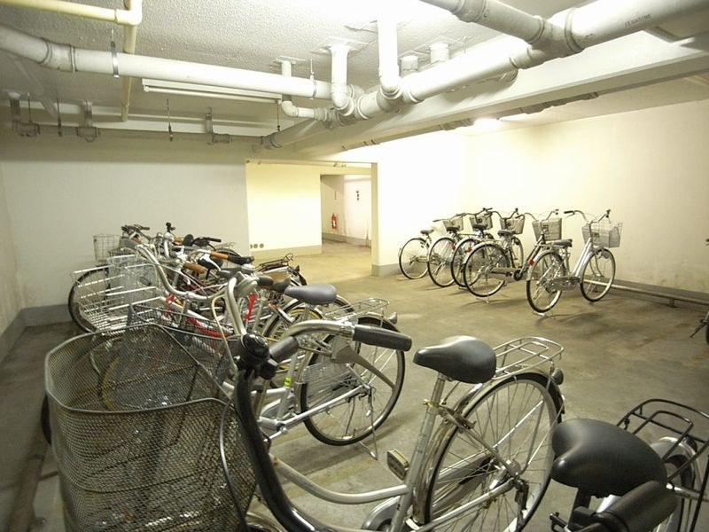 駐輪場　地下の為、雨風で自転車が劣化する心配がありません。