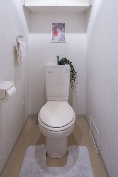トイレ（全タイプ共通）　収納もついていて便利です。※モデルルームのため家具家電以外小物は付きません