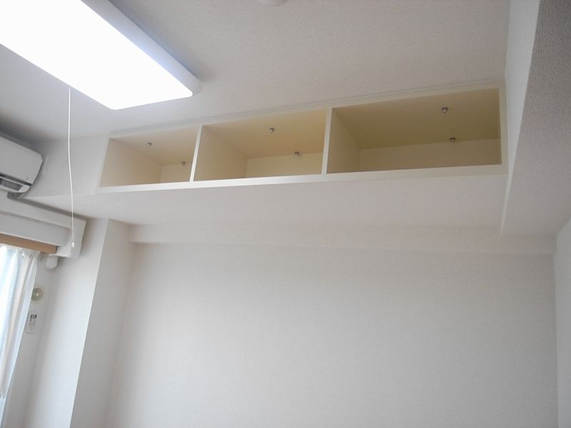 上部収納（Aタイプ）　居室収納の他、教科書など収納できる吊戸棚がございます。