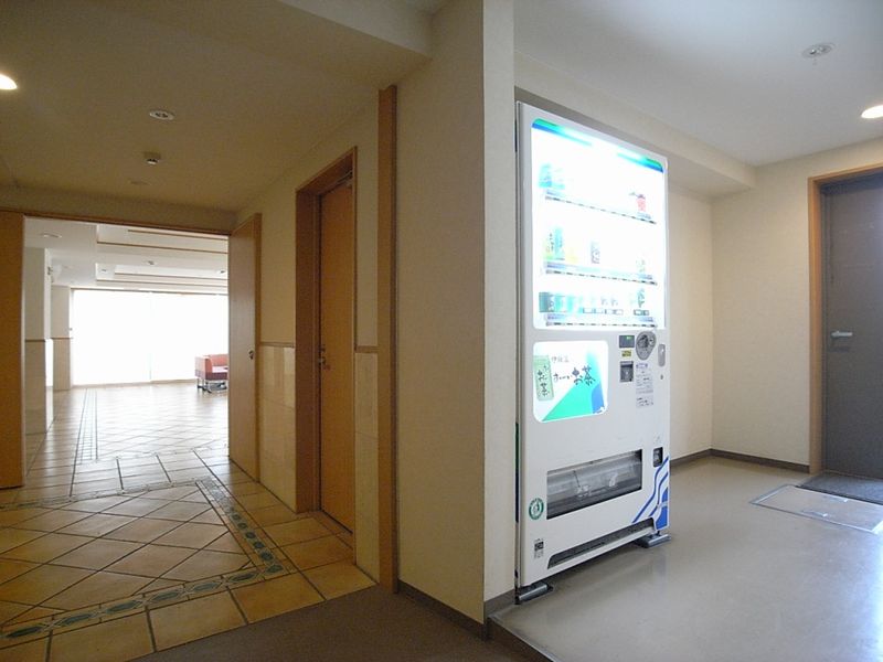 共用廊下　物件内に自動販売機があります。　