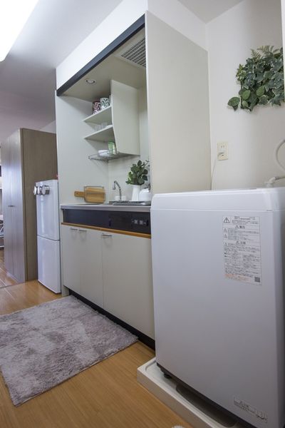 キッチン（全タイプ共通）作業スペースが広く使い勝手が良いです。※モデルルームのため小物は付きません。