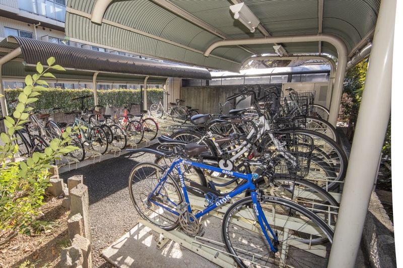 駐輪場　自転車ラック完備、屋根もあるので安心です。
