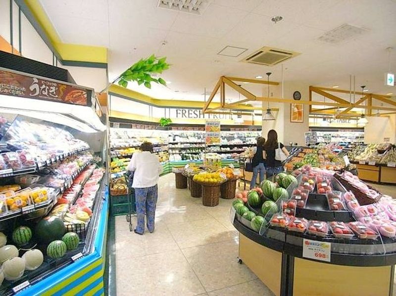 駅前のスーパー「ピーコック」は旬な果物やお野菜など豊富な取り揃えがあります。