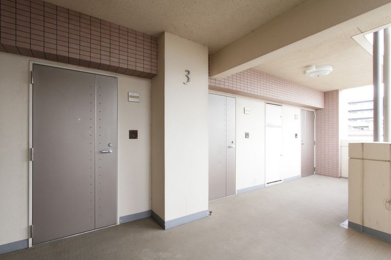 共用廊下（外廊下）外廊下なのでお部屋の換気もしやすいです。