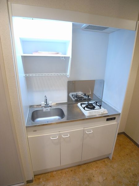 キッチン（Cタイプ）　コンロとシンクの間に調理スペースがあります。