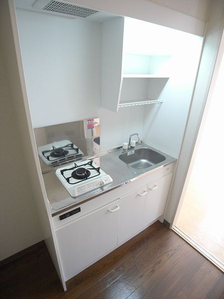 キッチン（Dタイプ）　コンロとシンクの間に調理スペースがあります。