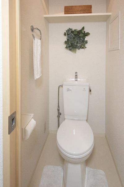 トイレ（Aタイプ）　上部に棚が付いています。※モデルルームのため家具家電以外小物はつきません
