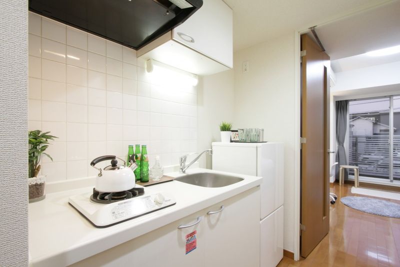 キッチン（ガス）（A1タイプ）　コンロ周りが広く、調理スペースが確保できます。　※モデルルームの写真