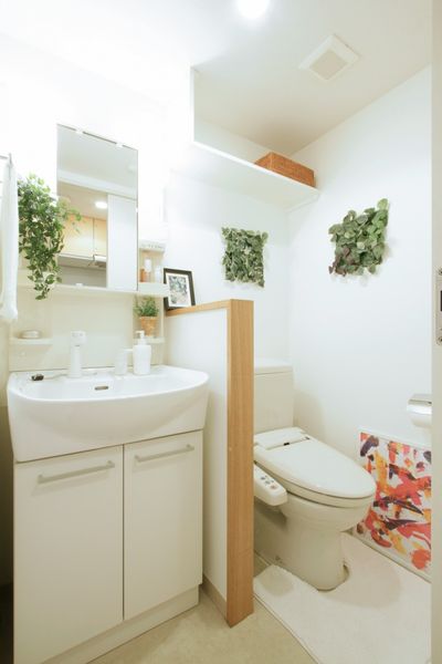 トイレ（Aタイプ）　※モデルルームの写真です。家具家電以外の小物はございません。