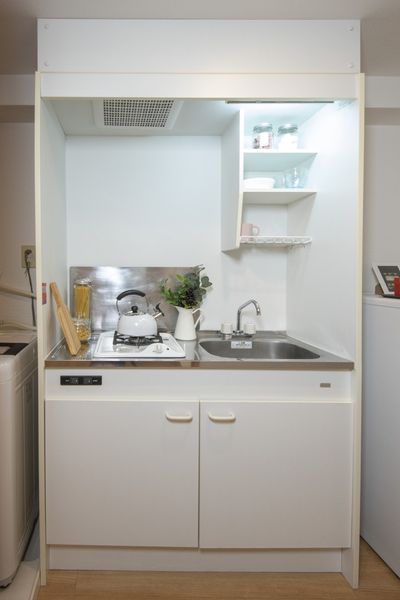 キッチン（Cタイプ）　収納スペースがあり便利なキッチンスペースです。※モデルルームの写真です。家具家電以外の小物はございません。