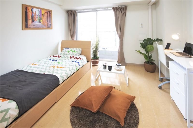 居室（Cタイプ）　6.4帖の家具配置のしやすいお部屋です。※モデルルームのため家具家電以外テレビ、小物はつきません