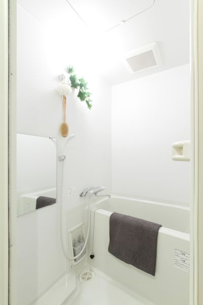 バス（Aタイプ）　鏡付き！ひとり暮らしのスタンダーサイズのバスルームです。※モデルルームの写真です。小物はございません。