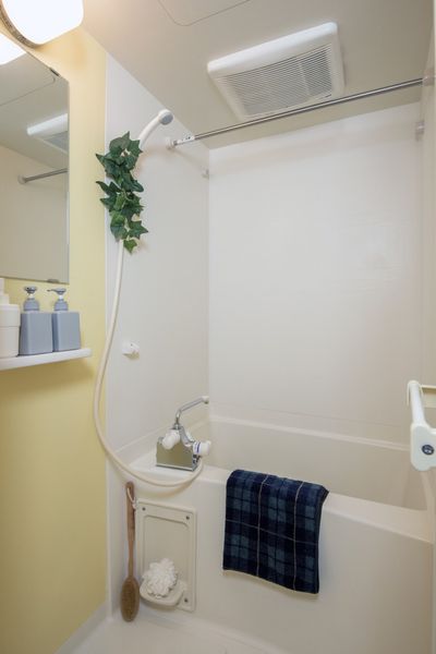浴室（全タイプ共通）　ゆったりとしたスペースのバスルームです。※モデルルームのため家具家電、小物は付きません