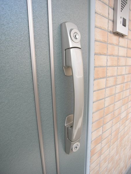ダブルロック（A、Bタイプ）　玄関扉は鍵が2つ付いているダブルロックです。