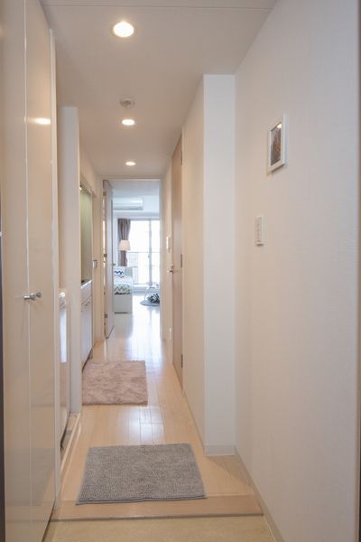 廊下（A1タイプ） 1Kタイプで居室を仕切るドアがあります。※モデルルームのため家具家電、小物は付きません