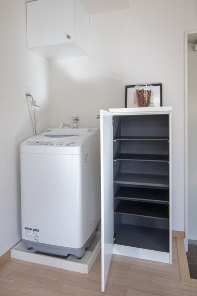 シューズボックス・洗濯機置き場（103、203号室）　スタンダードなサイズの下駄箱、室内洗濯機置き場あります。