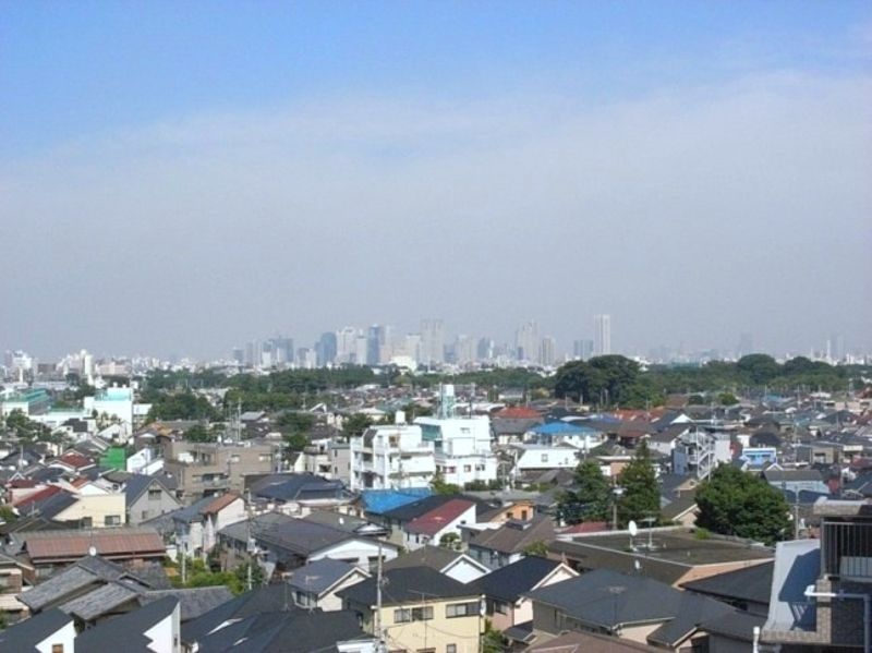 マンション上階からは、新宿の高層ビルを眺めることができる。