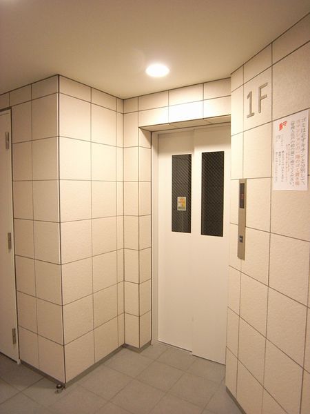 エレベーター　入居者専用、各階に止まります。