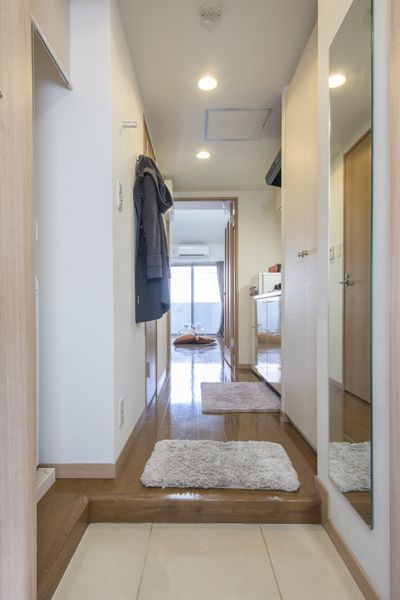 居室廊下（Aタイプ）　廊下にはコート掛けがあります。※モデルルームのため家具家電以外小物はつきません