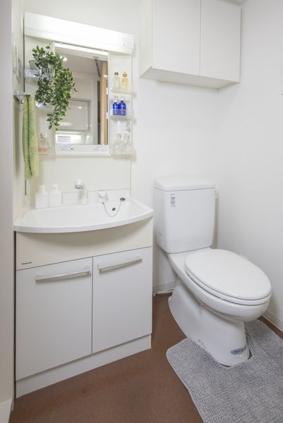 トイレ・独立洗面台（A1タイプ）　洗面台の棚やと上部収納が付いたトイレと収納力高めです。