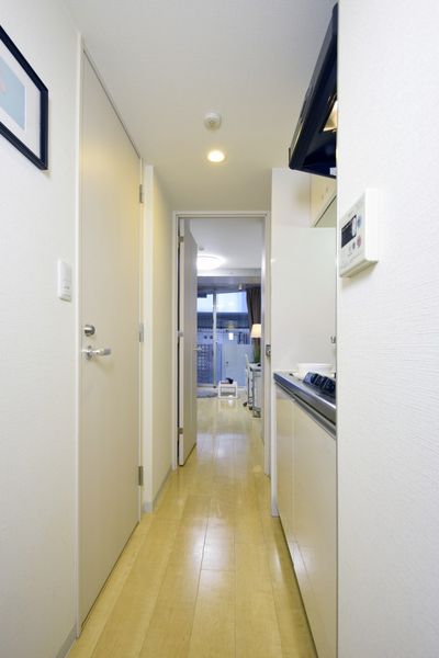 廊下（Bタイプ）　居室と廊下の間に扉がある1Kタイプです。※モデルルームのため小物は付きません。