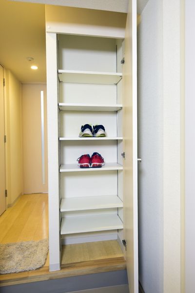 シューズボックス（Bタイプ）　棚の高さ調整が可能なので、ブーツなども収納可能です。※モデルルームのため小物は付きません。