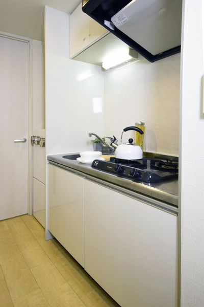 キッチン（Bタイプ）キッチン下も大きめの収納があり便利です。※モデルルームのため小物は付きません。