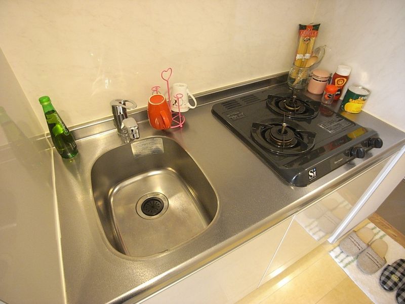 キッチン（Bタイプ）2口コンロでまな板を置くスペースもあります。※モデルルームのため小物は付きません。