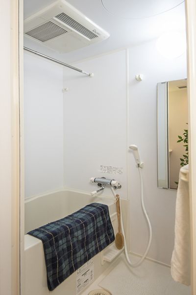 浴室（Aタイプ）　ゆったりとしたスペースのバスルームです。鏡や棚があるのも便利です！※モデルルームです。小物は付きません。
